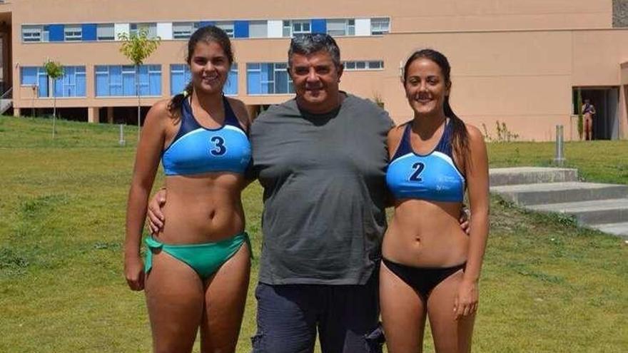 Las jugadoras ourensanas, con el seleccionador. // FdV