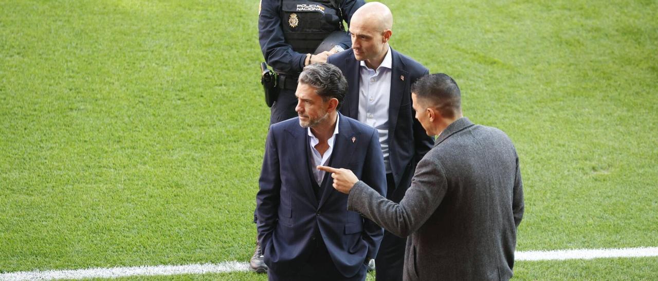 Alejandro Irarragorri, ante David Guerra e Israel Villaseñor.