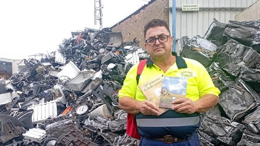 Antonio Olmedo, maquinista en una planta de reciclaje de chatarra, publica su segundo libro de poemas