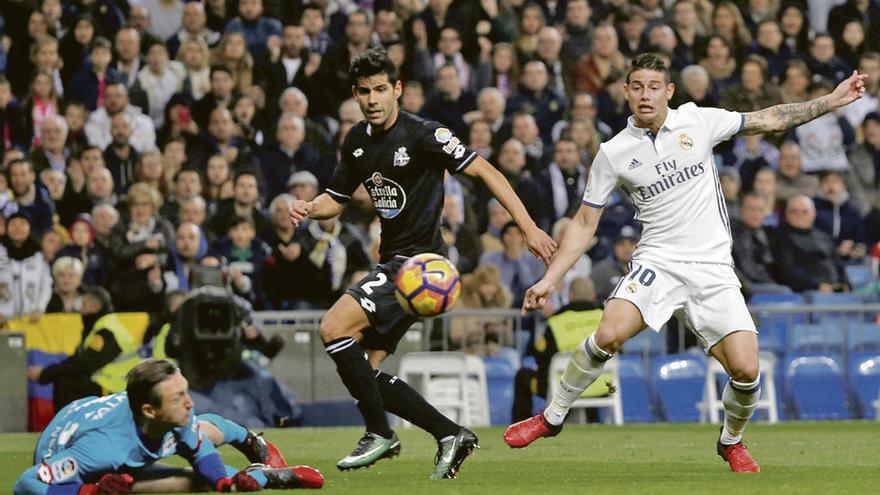 Un remate de James rechazado por el portero del Dépor Tyton, el sábado, en el Bernabéu.