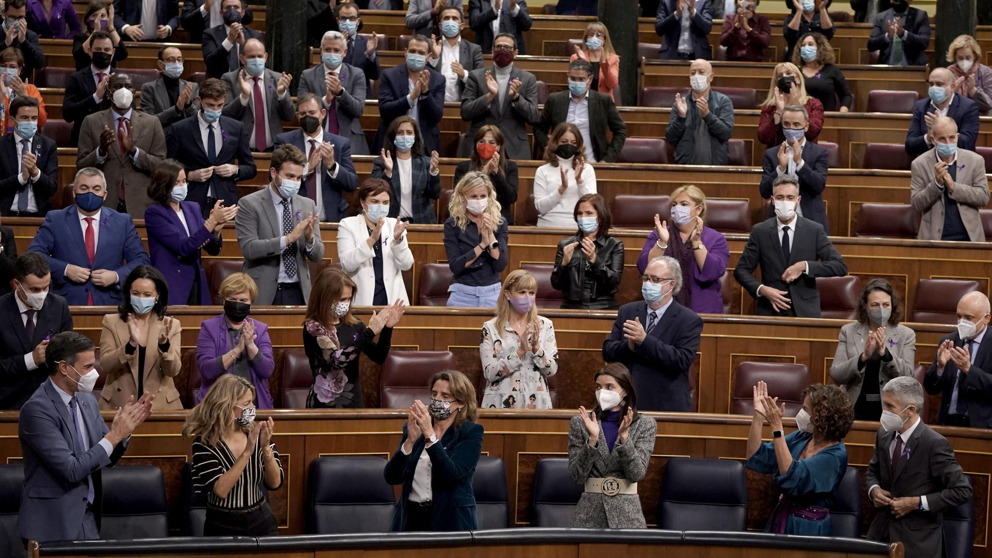 MADRID. 25.11.2021. Pleno del Congreso de los Diputados que somete a votación el Proyecto de Ley de Presupuestos Generales del Estado para el año 2022. Los socialistas y miembros del Gobierno aplauden a María Jesús Montero al final del pleno.