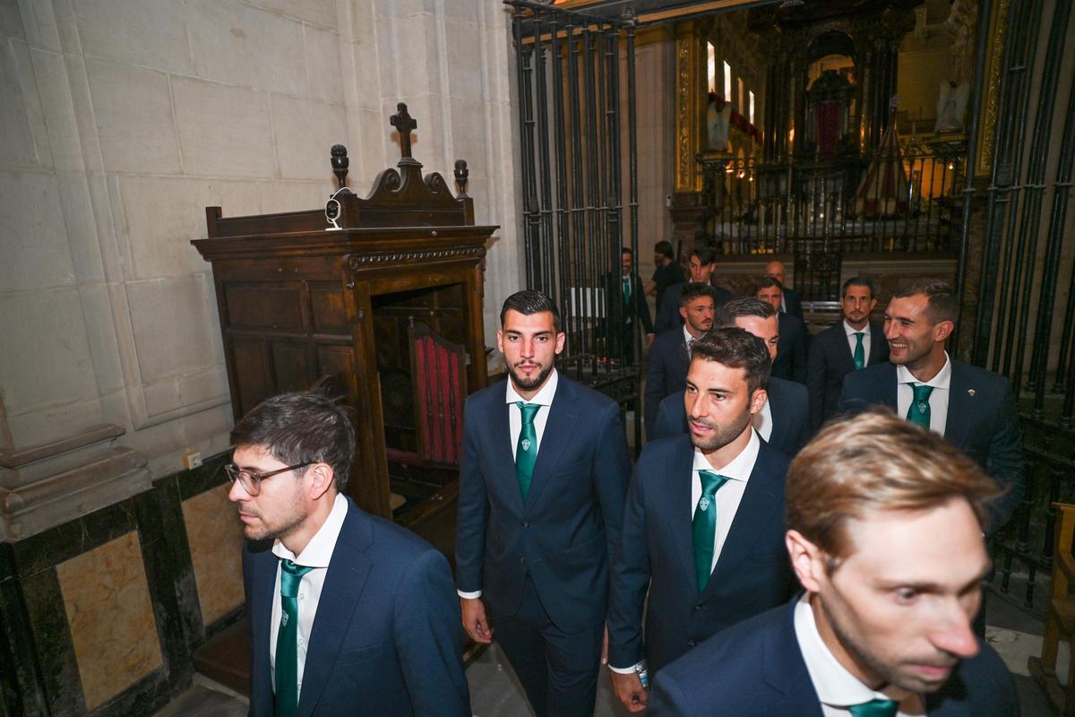 Rafa Mir, ante el confesionario durante la ofrenda a la Patrona