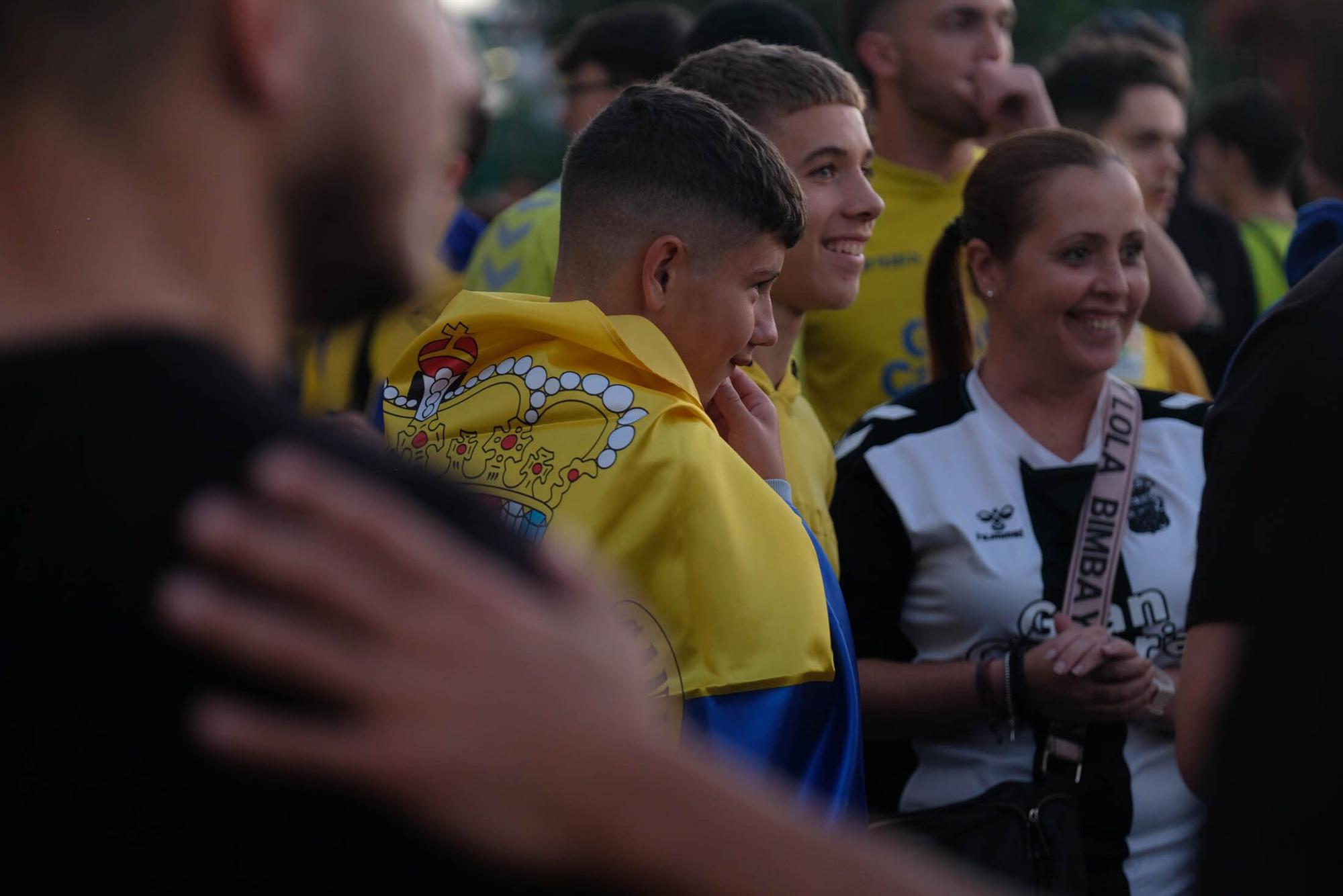 Los aficionados de la UD Las Palmas reciben la guagua con los jugadores antes del derbi