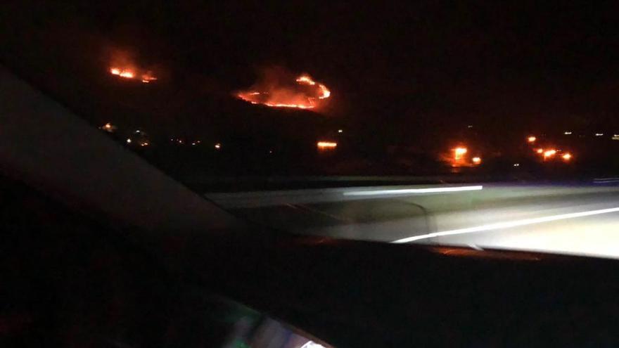 Imagen del incendio cerca de la localidad de Gobiendes (Colunga).