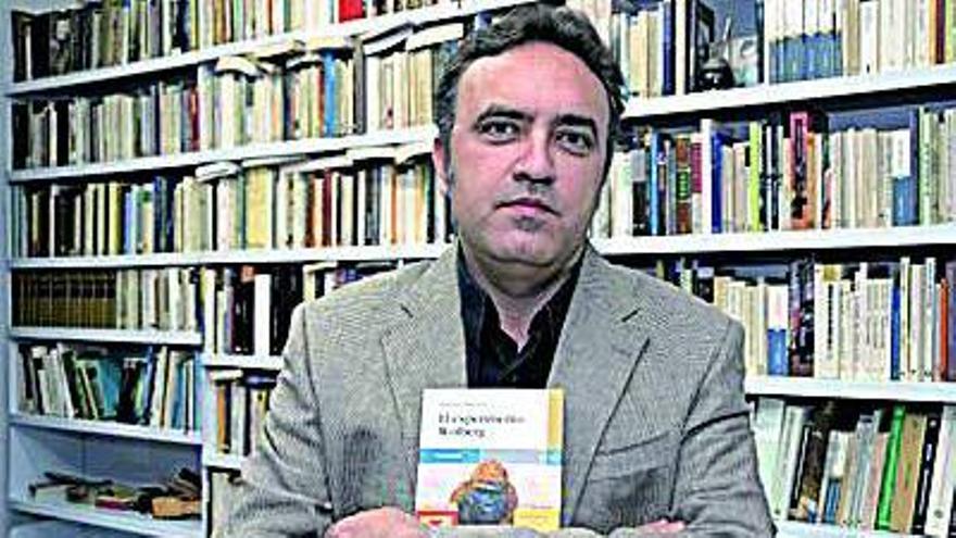 El autor Fernando Iwasaki.