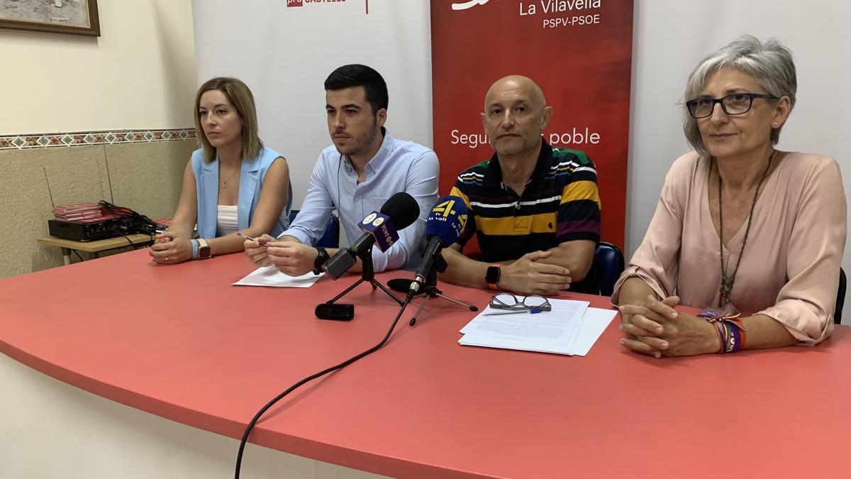 Sebastià Roglà, junto al secretario general de los socialistas de la Vilavella, Juan Huguet, y las concejalas del PSOE en el municipio, Gema Traver y Loles Orenga.