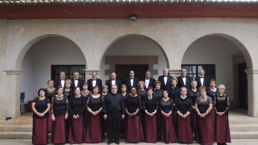 La Coral Polifónica Acordes, delante de la capilla San Xosé de Bueu.