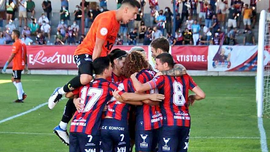 Los jugadores del Yeclano Deportivo celebran uno de los tantos ante el Real Murcia Imperial. | YECLANO DEPORTIVO