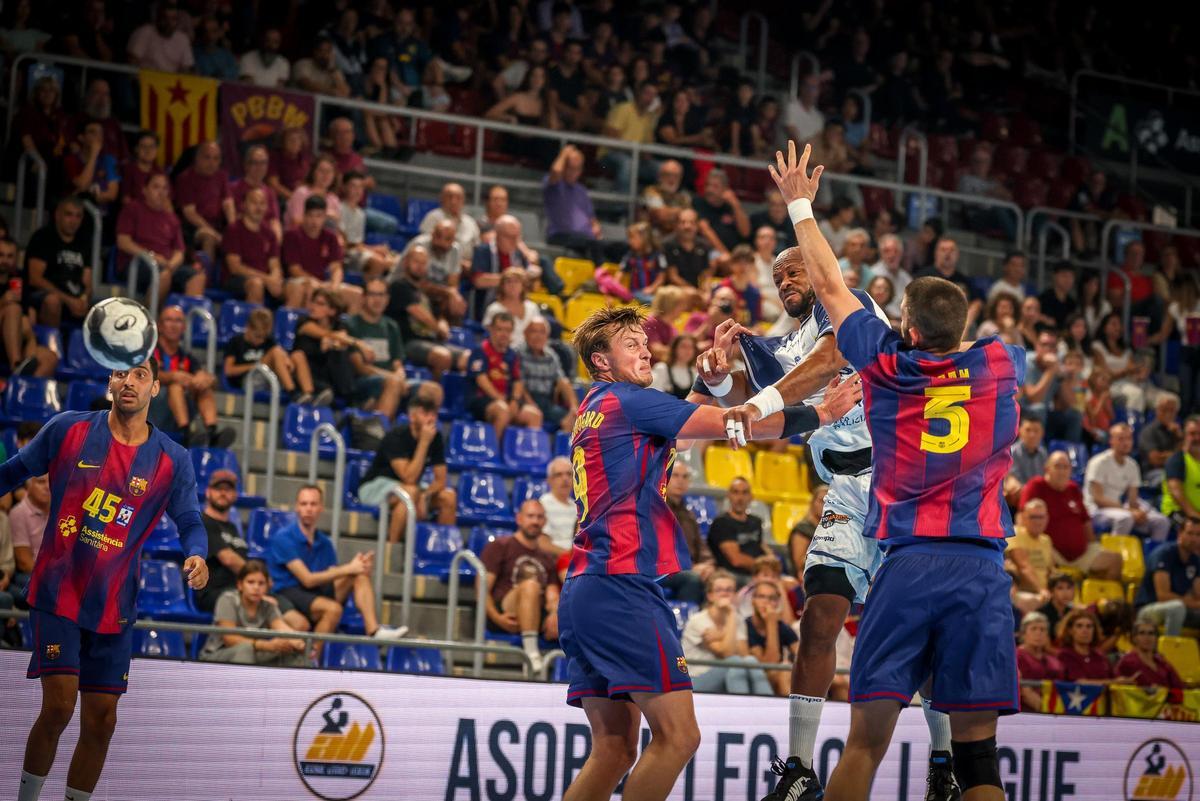 El primera línea Ángel Rivero intenta marcar ayer al F.C.Barcelona ante la oposición de Bazán y Carlsbogard.