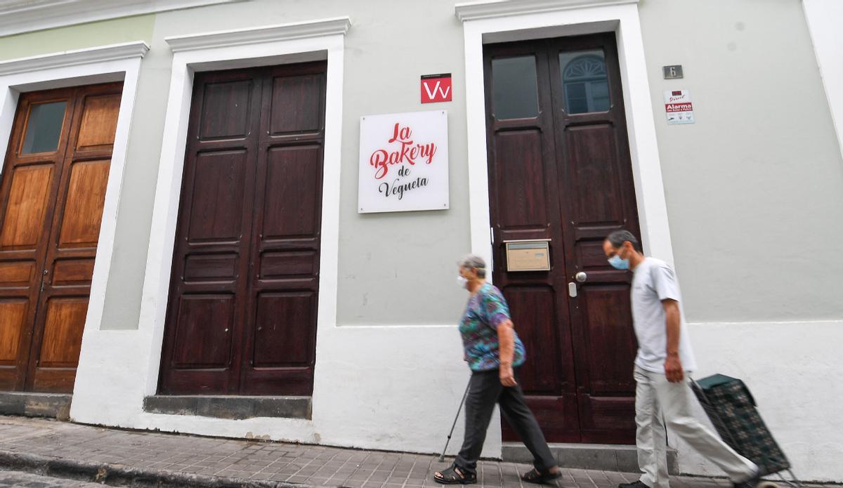 Dos ciudadanos pasan junto a una vivienda vacacional del barrio de Vegueta de la capital grancanaria.