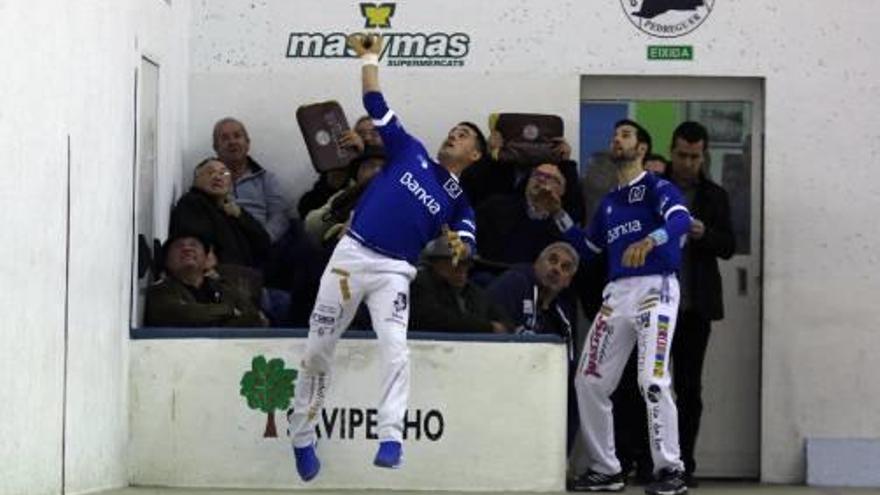 Jesús golpea la pelota durante la partida de ayer.