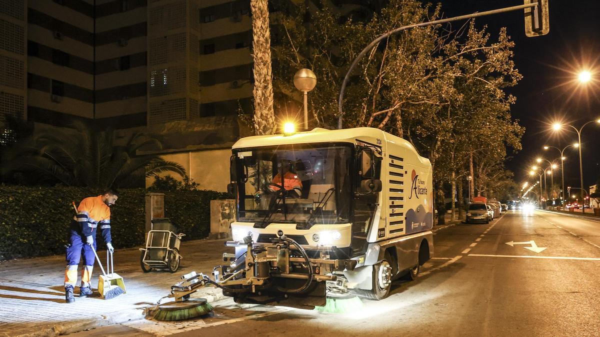 Trabajadores de la limpieza en Alicante realizando su turno nocturno, con las calles vacías de vehículos y viandantes.