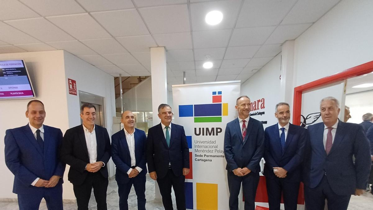 El consejero de Universidades, Juan María Vázquez, en Cartagena, junto a los ponentes del curso.