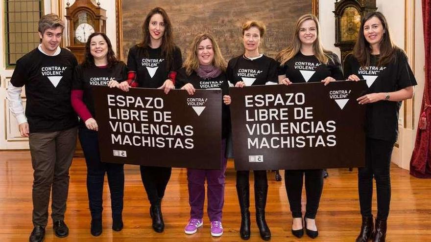 La concejal Rocío Fraga, en el medio, junto con los representantes de las empresas colaboradoras.