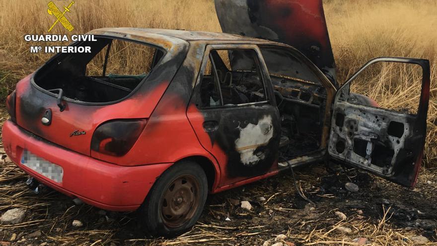 Roban dos coches y queman uno de ellos en Caravaca