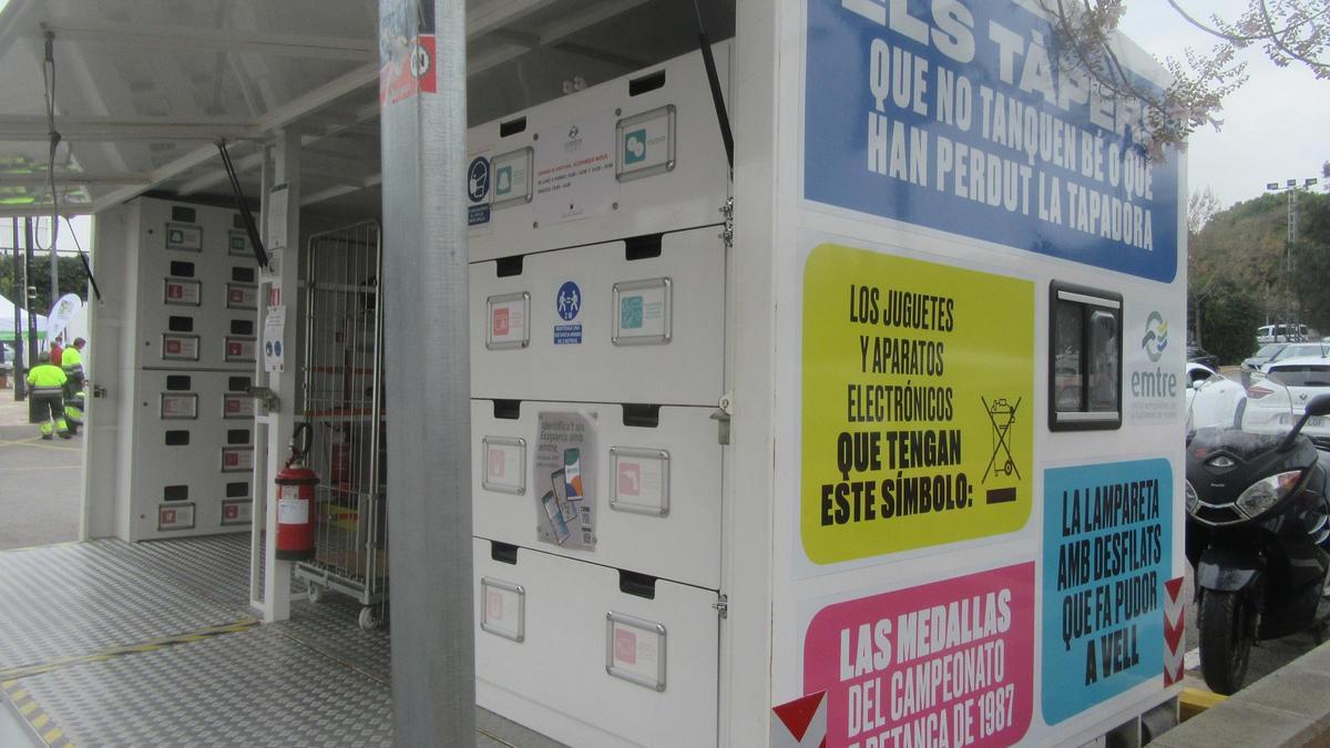 El multicontenedor de la Emtre en el estacionamiento de las Palmeras.