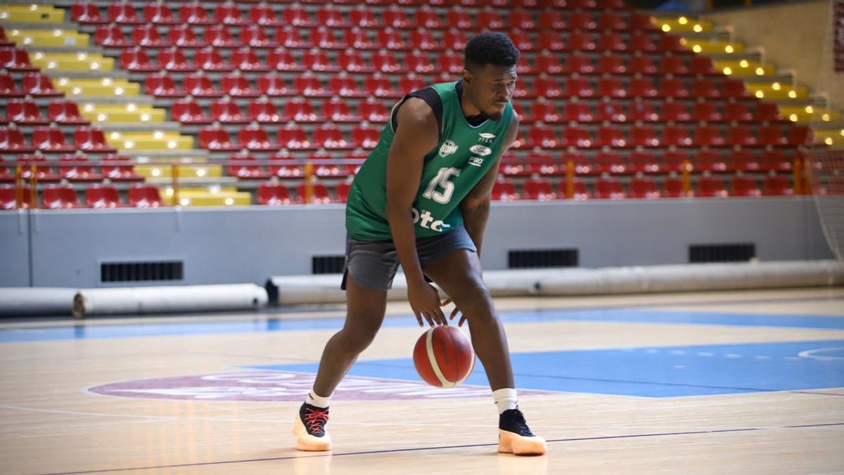 Maxwell Amoafo, con el balón.