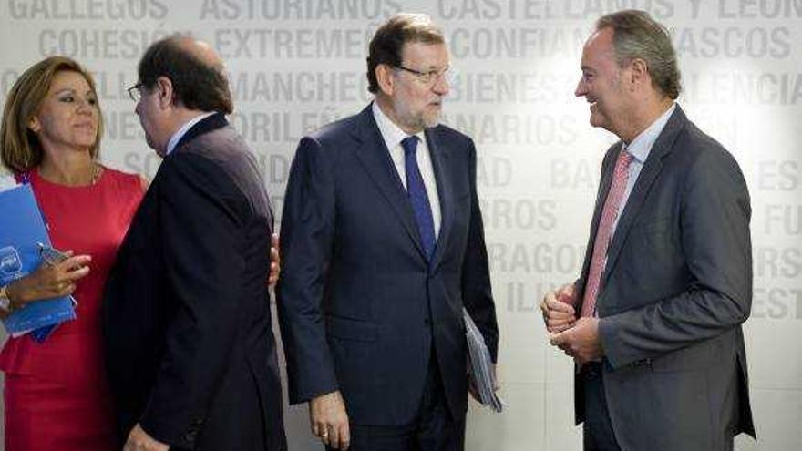 El presidente de la Generalitat saluda a Rajoy durante el comité ejecutivo nacional del PP