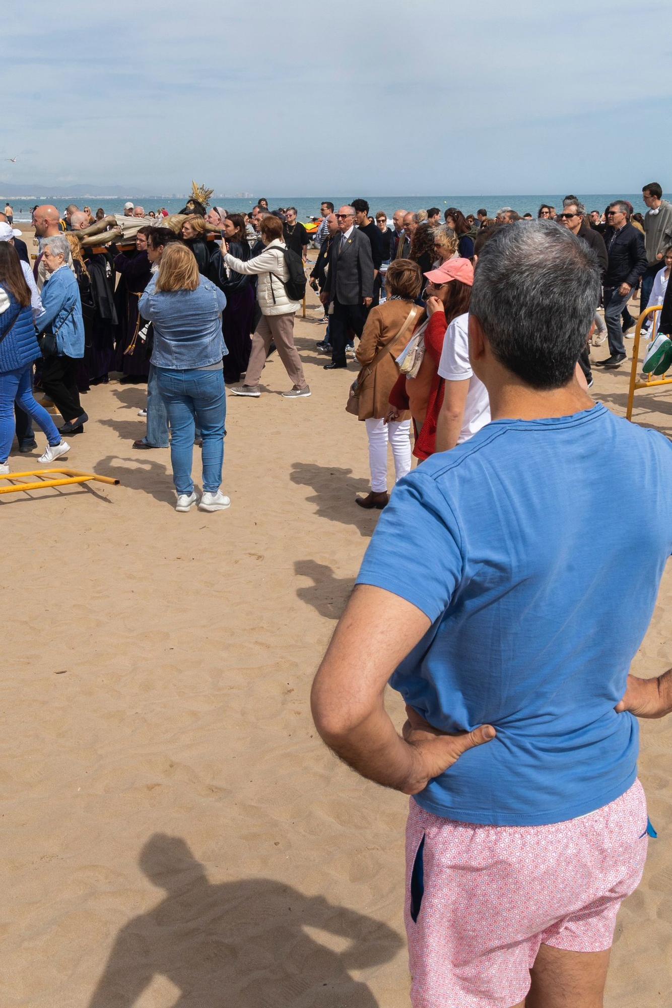 El Viernes Santo del Marítim amanece con el encuentro de los Cristos