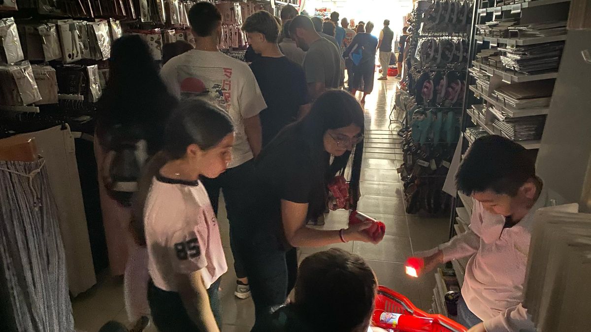 En busca de velas en un bazar de Murcia durante el apagón
