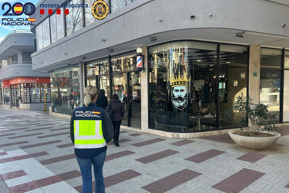 Agents de la Policia Nacional durant la inspecció