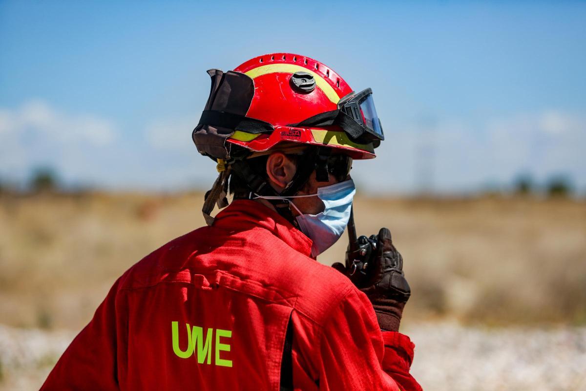 Archivo - Un agente de la UME (Unidad Militar de Emergencias) durante una práctica de tendido de manguera para la extinción de incendios, en la base de Torrejón de Ardoz, Madrid (España), a 2 de julio de 2020.