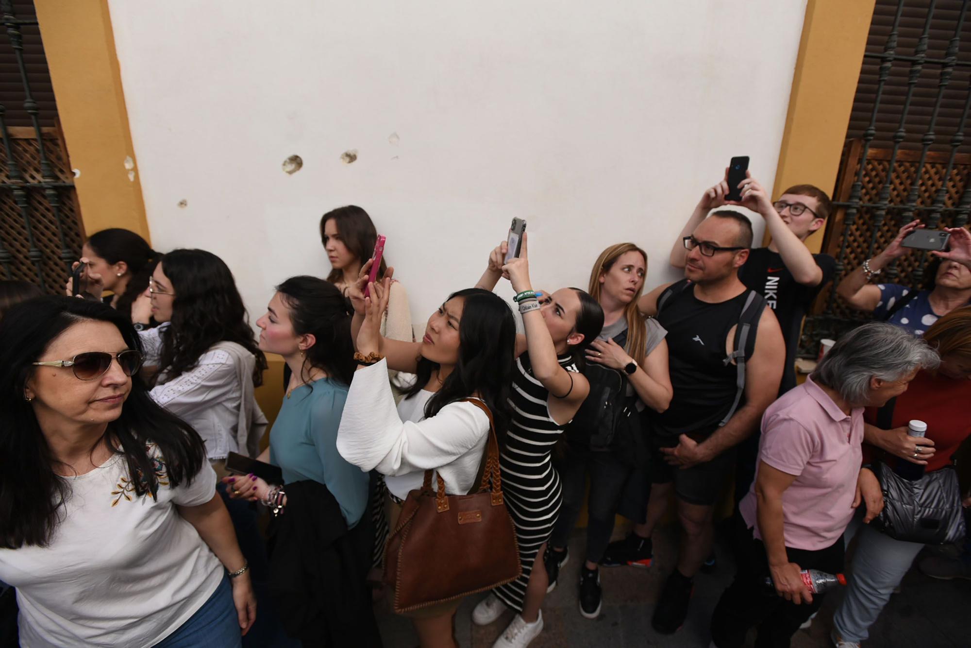 La hermandad del Perdón serpentea camino de la Catedral