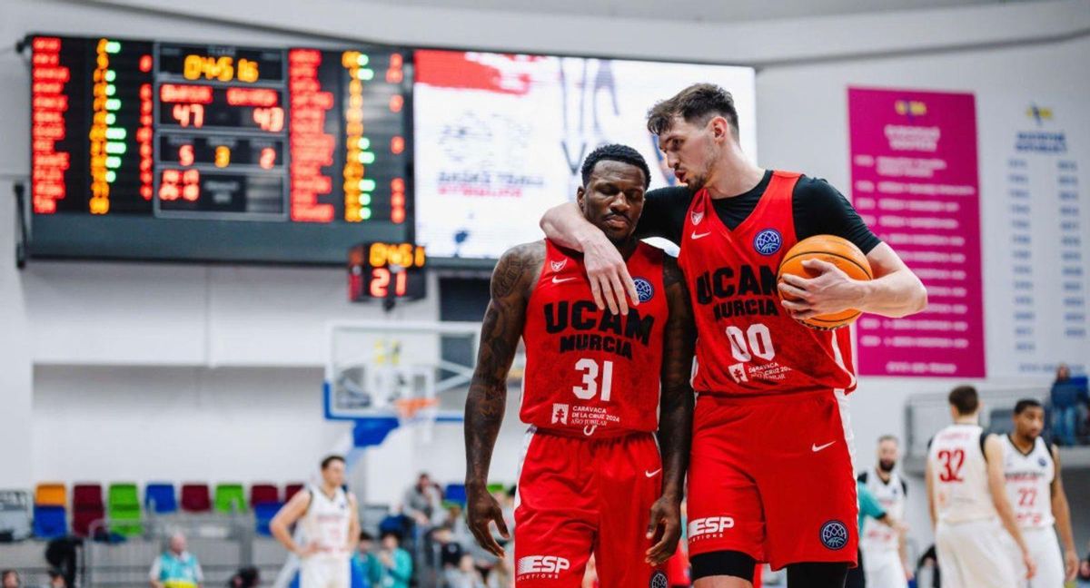 Dylan Ennis y Rodions Kurucs, jugadores del UCAM Murcia, durante uno de los momentos complicados del encuentro disputado ayer en Praga. | FIBA/BASKETBALL CHAMPIONS LEAGUE