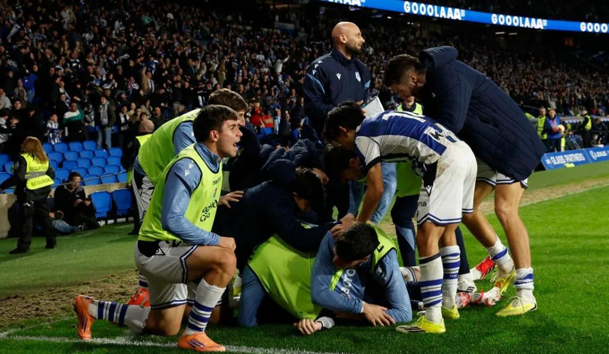 los jugadores de la Real festejan uno de los goles de esta noche