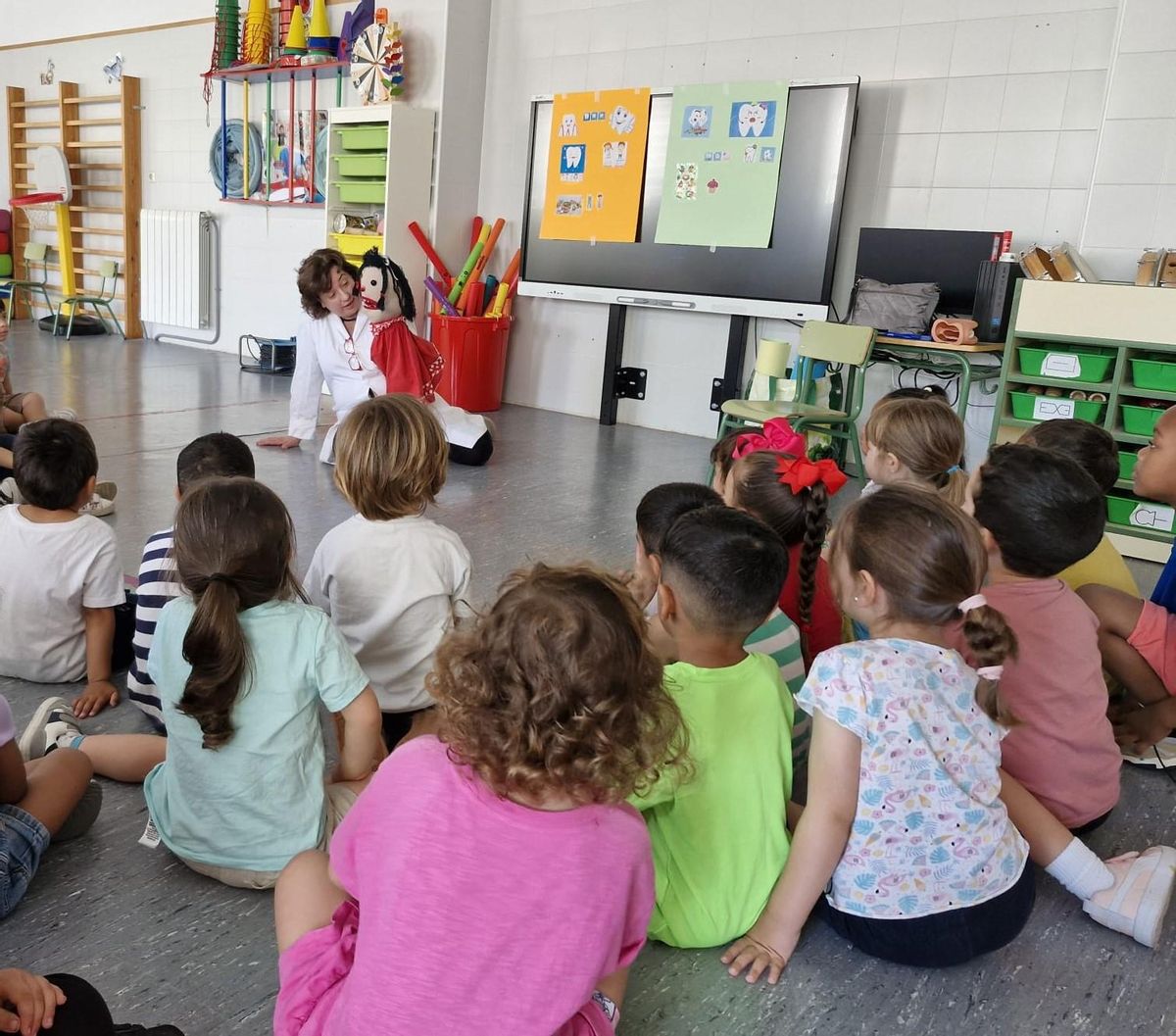 El taller infantil 'Operación Cole' recrea un quirófano dentro del ambiente seguro y conocido del colegio.