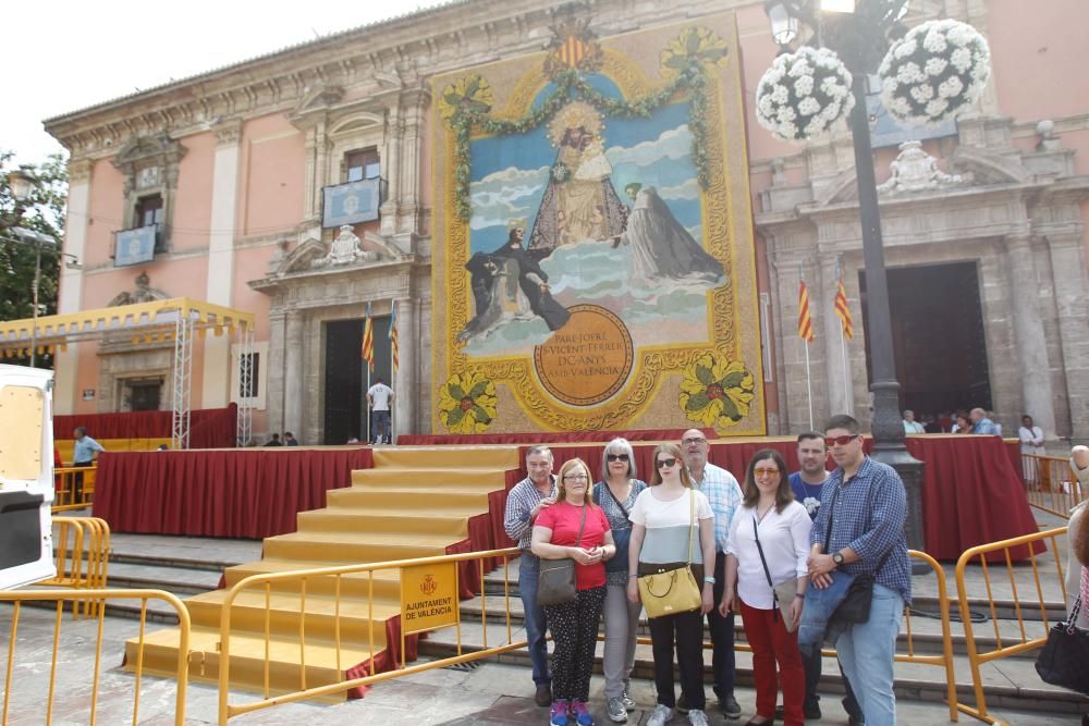 Numerosas personas acuden a la plaza de la Virgen de València para contemplar el tapiz floral