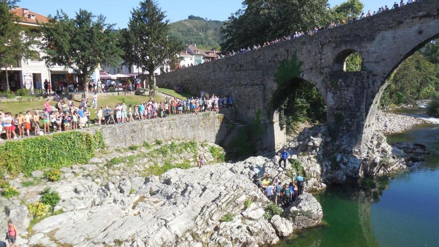 Herido tras lanzarse al río Sella desde el Puente Romano de Cangas de Onís