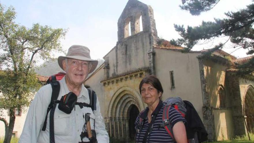 Peter Purger y Renata Laimgruber, con la iglesia del monasterio de San Antolín detrás.