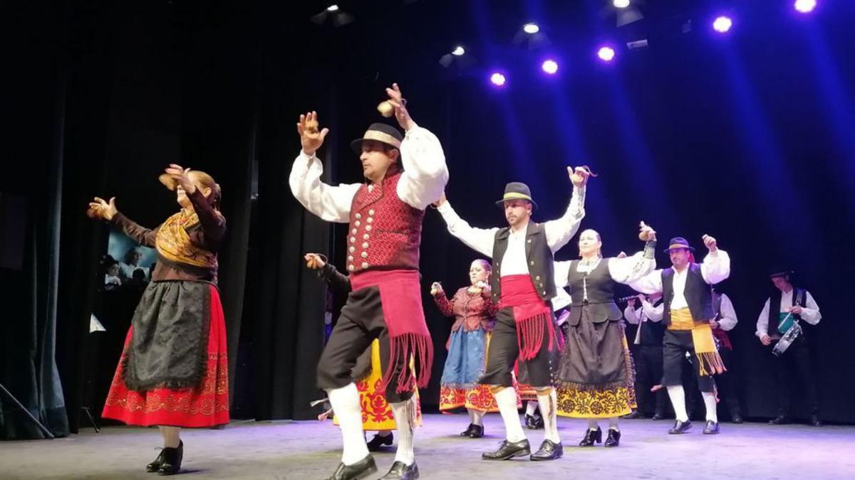 Los integrantes de Tierras Llanas bailan una jota en el Latorre. | M. J. C.