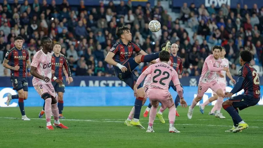 ¡Cabezazo y para adentro de Ilyas Chairapara apretar el marcador!