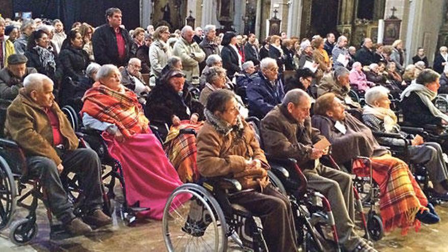 Feligreses en sillas de ruedas en la Jornada Mundial del Enfermo celebrada ayer en Sant Miquel.