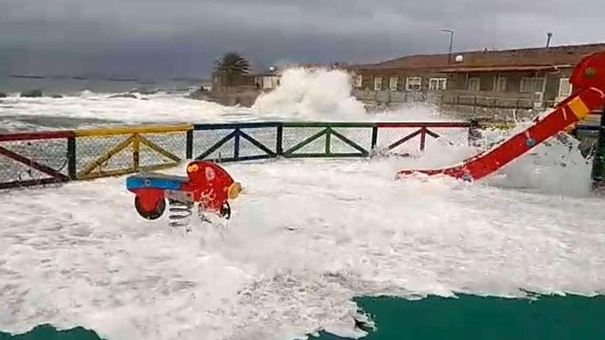 Imagen tomada de un vídeo filmado por un vecino del barrio de Virxe das Mareas cuando la pleamar inundó el parque infantil. // FdV