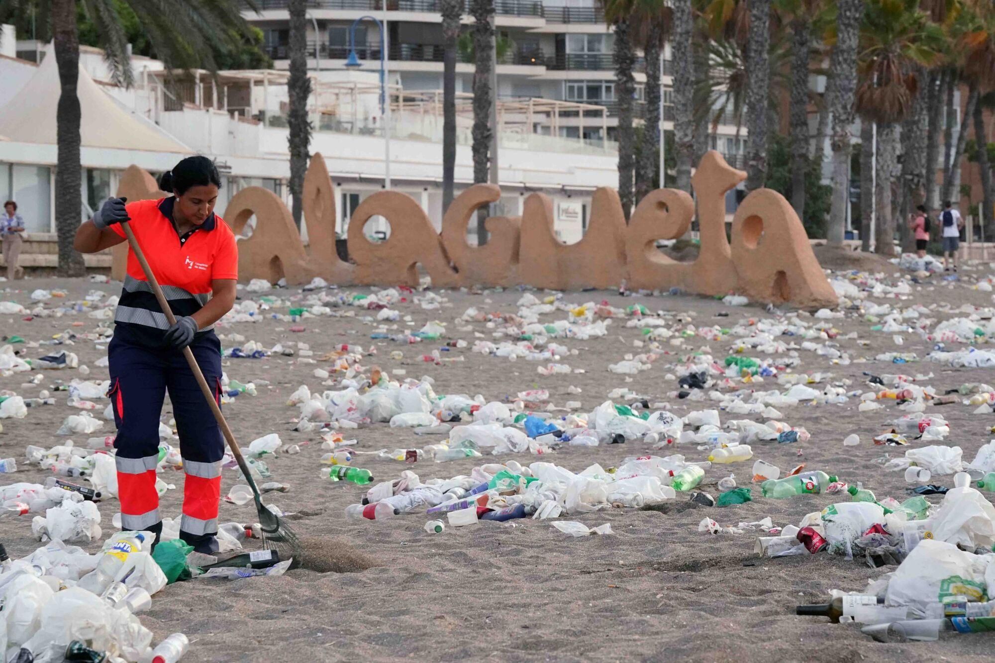 MLG 24-06-2025.-Varios operarios de la empresa de limpieza de la ciudad, recogen los residuos de la playa de La Malagueta, tras la Noche de San Juan