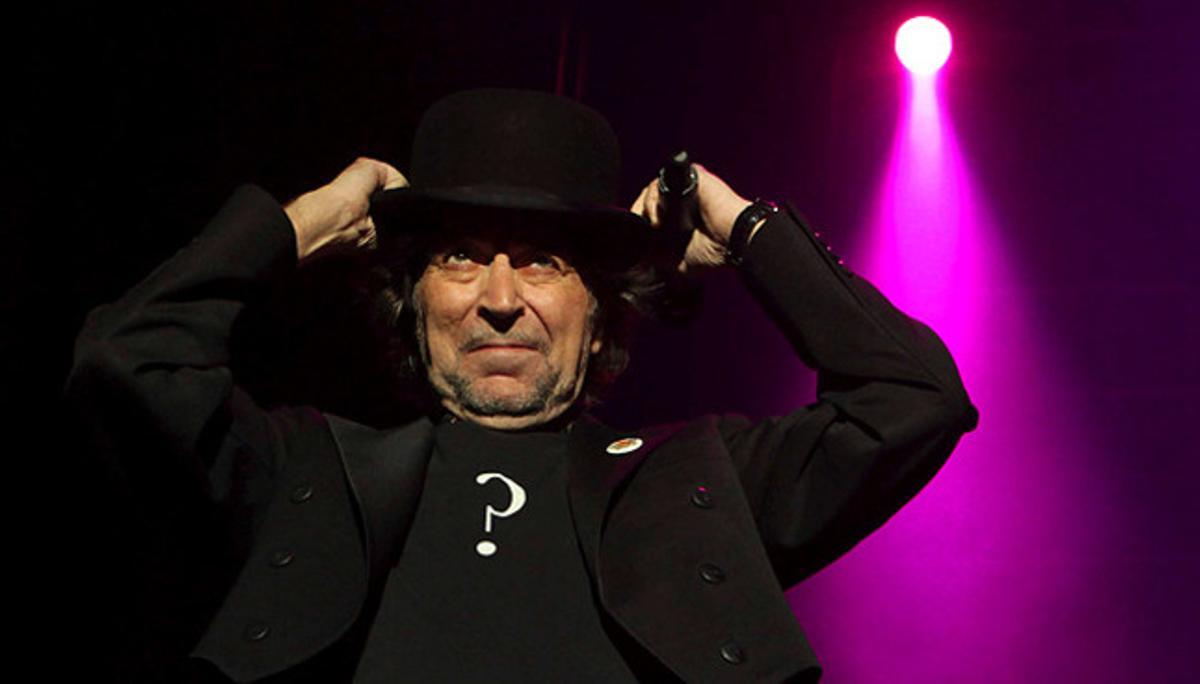 El cantautor Joaquín Sabina actua durant un concert a Lima (Perú).