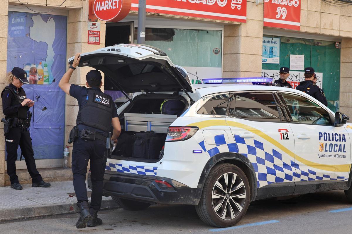 Todas las imágenes del desalojo en el local de Ibiza Todas las imágenes del desalojo en el local de Ibiza