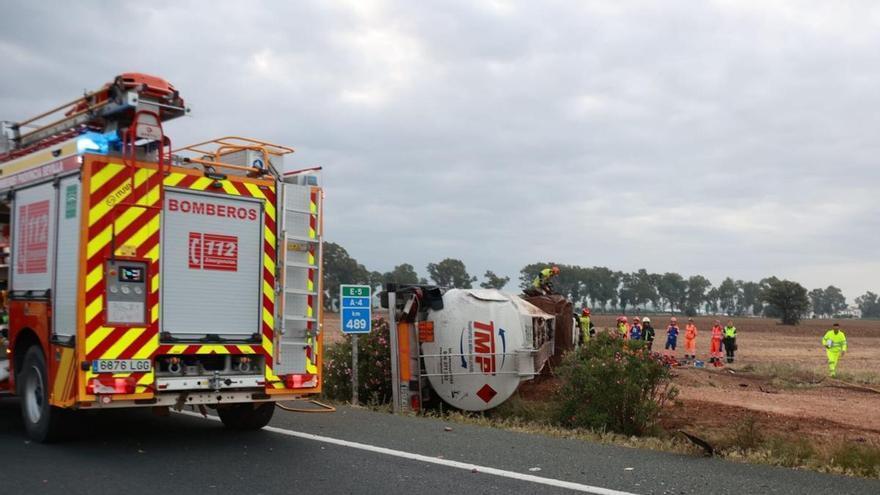 Un accidente entre dos camiones con un hombre atrapado obliga a cortar un carril de la A-4 a la altura de La Campana