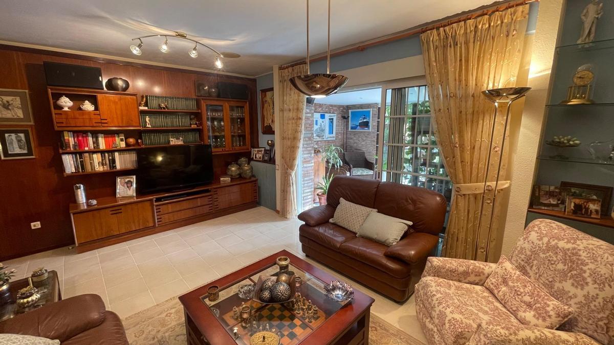 Salón de la casa a la venta en una urbanización de lujo de Zaragoza