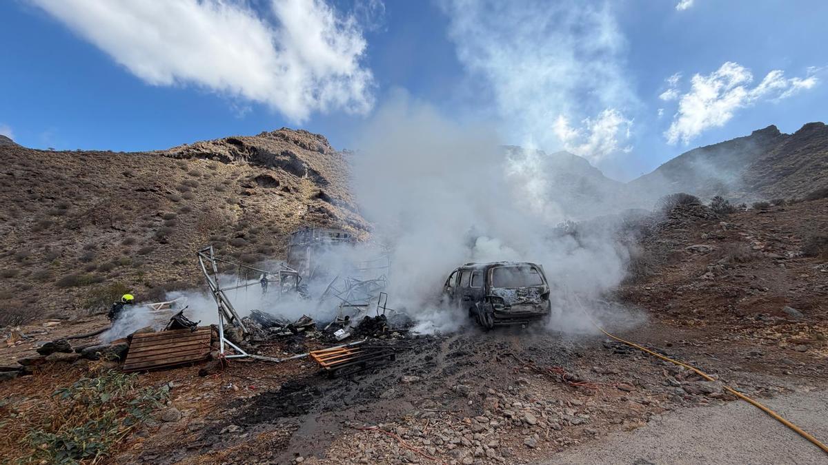 Arde una furgoneta camper junto a una chabola en Mogán y obliga a intervenir a los bomberos