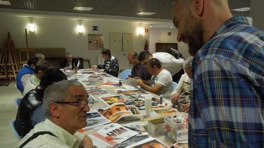 Participantes en el taller de fotografía, ayer.