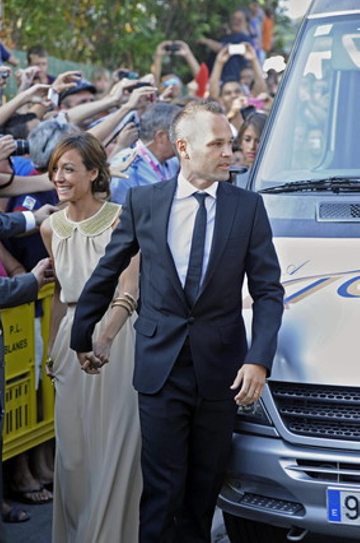El jugador del F.C. Barcelona Andrés Iniesta junto a su pareja, Anna Ortiz.