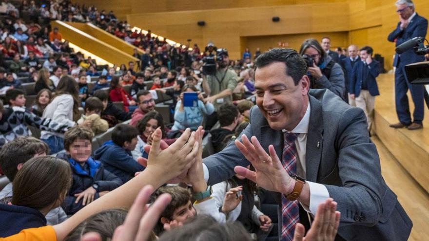Juanma Moreno saluda a los estudiantes granadinos.