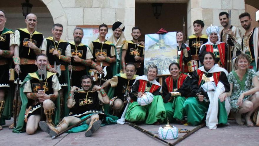 Los festeros posando junto a la alcaldesa.