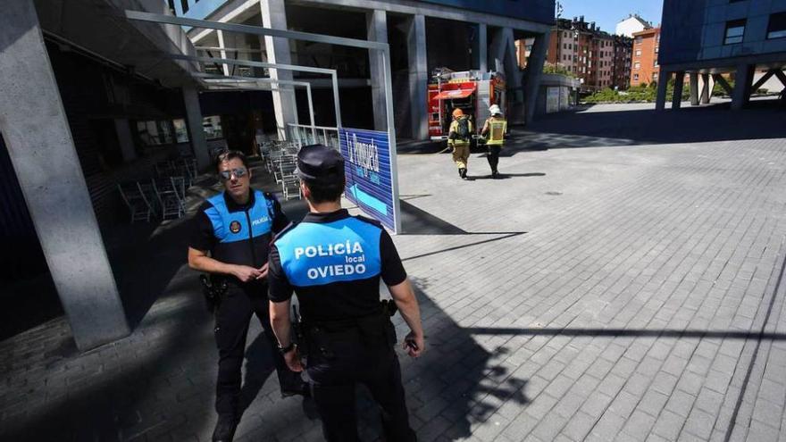 Agentes de la Policía Local y bomberos, ayer, durante la intervención.