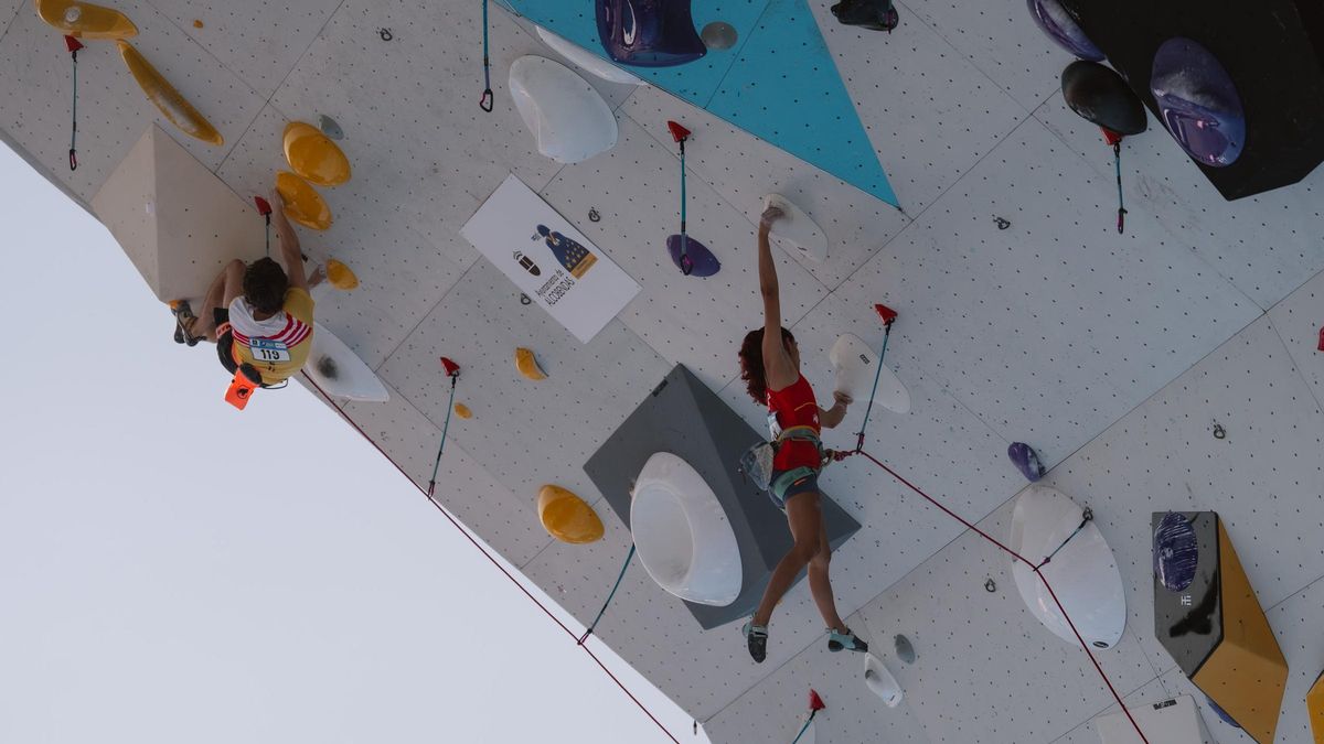 Escaladores compitiendo en las clasificatorias.
