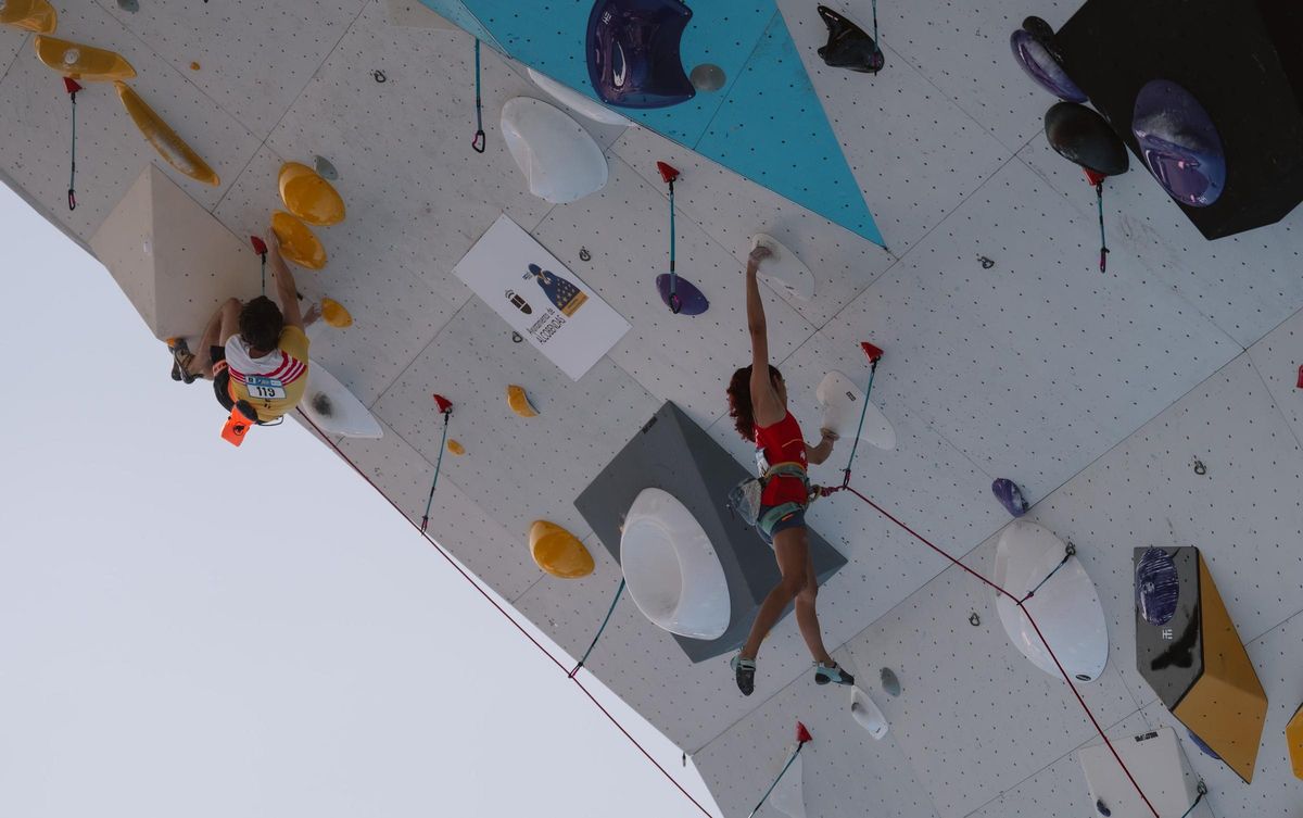 Escaladores compitiendo en las clasificatorias.
